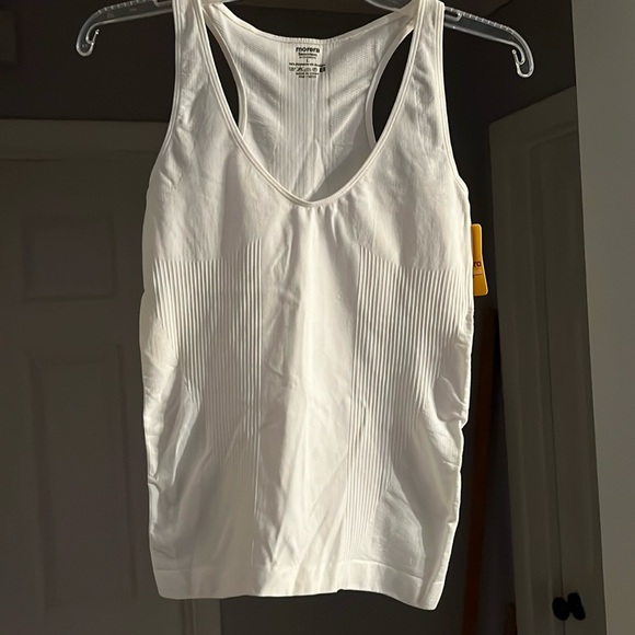 NWT Morera Seamless Activewear Ladies’ Top - Picture 1 of 4